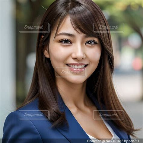 スーツ姿の女性の写真・画像素材[7401615] Snapmart（スナップマート）