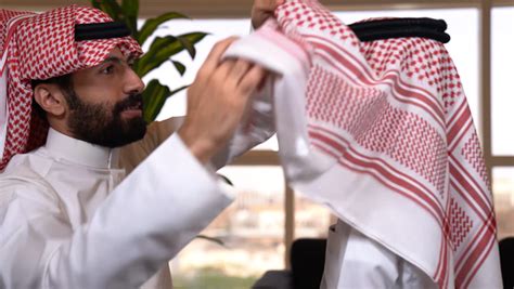 مشاركة رائعة لأب عربي خليجي سعودي مع ابنه في صباح يوم العيد ، تقديم