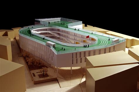 Elementary school in China builds a rooftop running track