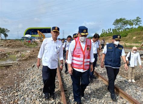 Pantau Progres Kereta Api Sulsel Menhub Budi Jalan Kaki Dari Stasiun