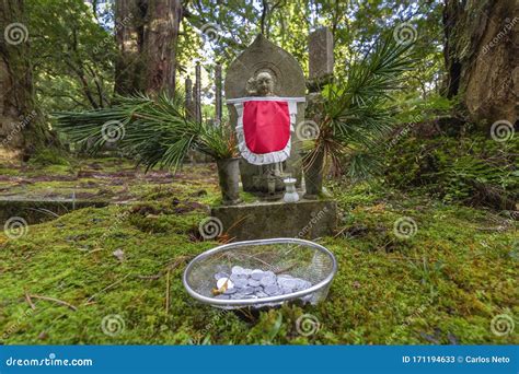 Estatua De Jizo En El Cementerio De Okunoin Koyasan Japón Imagen de