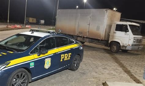 PRF recupera caminhão e prende suspeito de roubo em Oliveira Portal