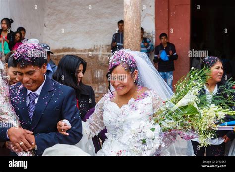 Novia Y Novio Quechua Sonriente En Una Boda Local Tradicional