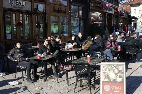 Građani i turisti u Sarajevu iskoristili sunčanu nedjelju za šetnju i