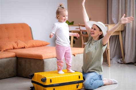 Feliz M E E Beb Bagagem De Mala Amarela E Fam Lia De Roupas Pronta