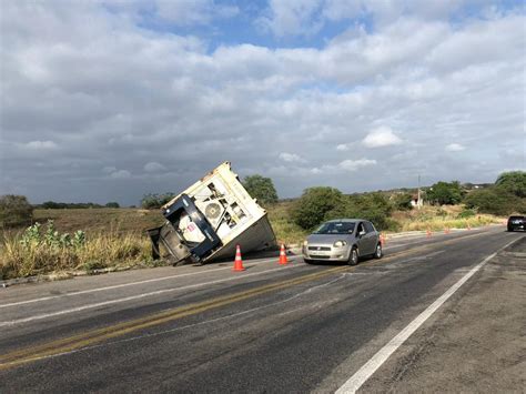 Motorista de carreta fica gravemente ferido após veículo capotar na BR