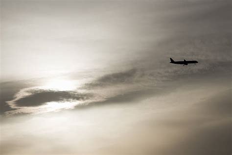 80+ Plane Silhouette Flying In Sky Behind A Vibrant Sunset Stock Photos ...