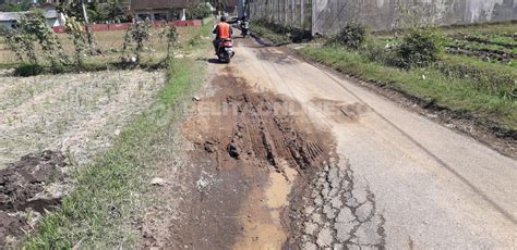 Warga Jambuan Antirogo Keluhkan Jalan Rusak Akibat Lalu Lalang Truk