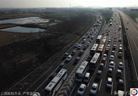 航拍高速春節後返程擁堵，公路猶如停車場，你被堵在哪裏了？ 每日頭條