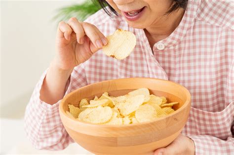 「寝る前にお菓子を食べてしまう」というお悩み。対する恐ろしい回答とは Esseonline（エッセ オンライン）