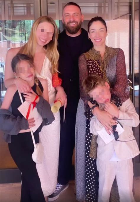 Sarah Felberbaum E Daniele De Rossi Elegantissimi Con La Famiglia Al