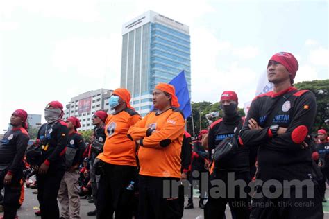 Foto Aksi Buruh Tolak Kenaikan Harga BBM Di Depan Gedung DPR