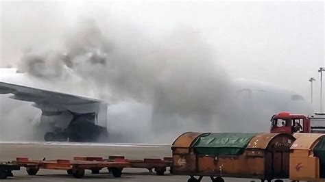 Großeinsatz der Feuerwehr Flugzeug fängt am Flughafen Shanghai Pudong