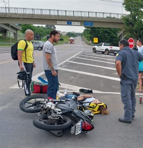 Uma Motociclista Colide Carro Que Tentava Cruzar A Pista