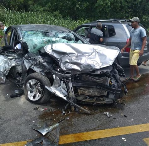 Batida Entre Dois Carros Mata 4 Pessoas Na BR 101