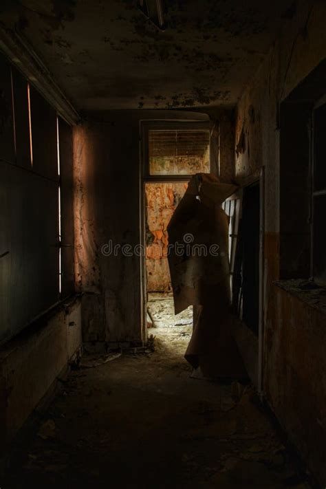 Ghost Na Casa Assombrada Em Escadas Silhueta Misteriosa Do Homem Do