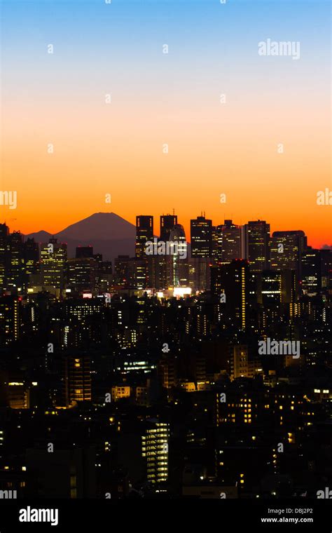 Tokyo skyline mount fuji hi-res stock photography and images - Alamy