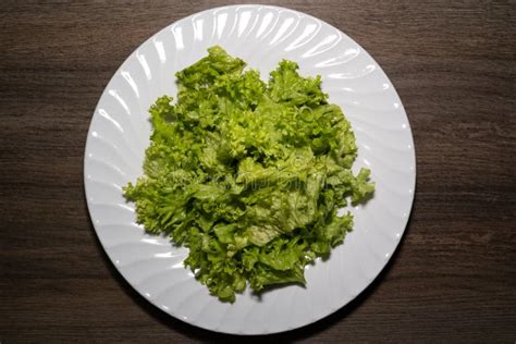 Folha De Salada Verde Sobre Uma Cozinha De Madeira Imagem De Stock