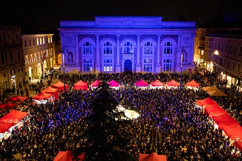 A Pesaro Di Scena Il Natale In Piazza Del Popolo Acceso L Albero Con