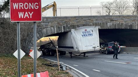 2 hurt in Southern State Parkway crash in Lakeview; tractor trailer ...