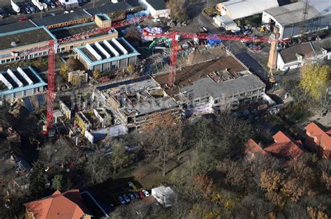 Luftaufnahme Berlin Baustelle für einen Erweiterungs Neubau auf dem