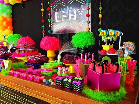 Festa de 15 anos neon 60 inspirações e ideias modernas para decorar