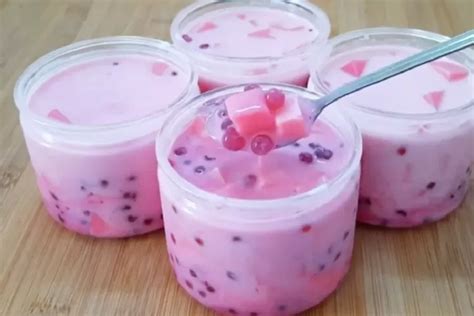 Bikin Seger Resep Milk Jelly Strawberry Cocok Buat Takjil Hari