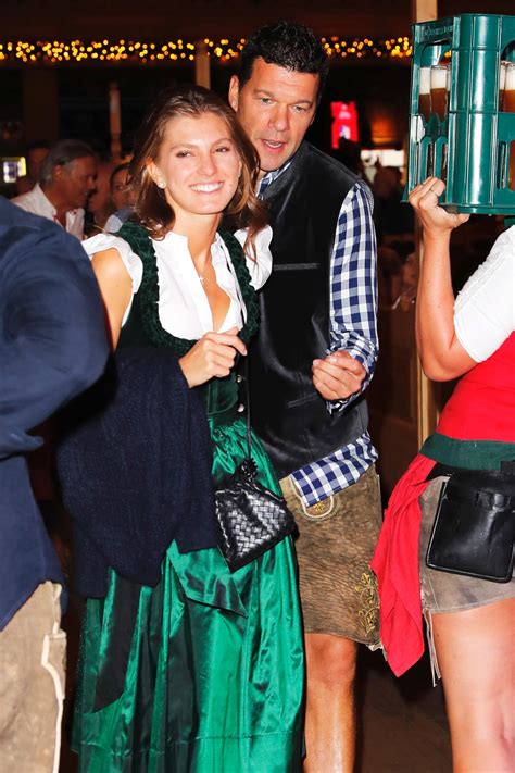 Promis auf der Wiesn Ballack feiert Geburtstag Strauß Sohn im Käfer