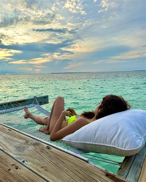 Janhvi Kapoor Shows Her Perfect Curves In Neon Bikini See Her Stunning Photos From Maldives