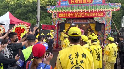 好感動，媽祖直接衝上紅壇讓老人家握住轎桿，2022白沙屯媽祖往北港徒步進香 1 Youtube