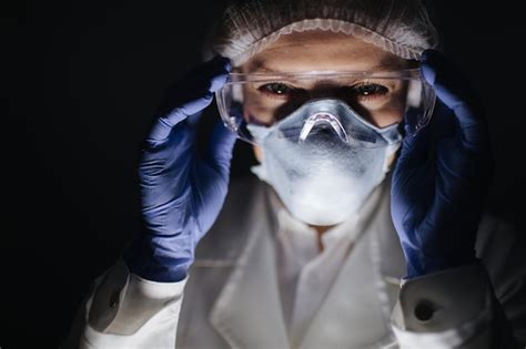 Retrato de mujer científica en uniforme de protección médica Foto Premium