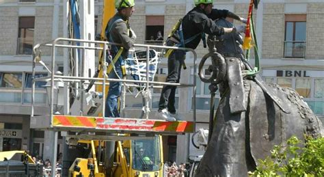 Sant Oronzo Torna In Piazza La Copia Prende Posto Sulla Colonna Il