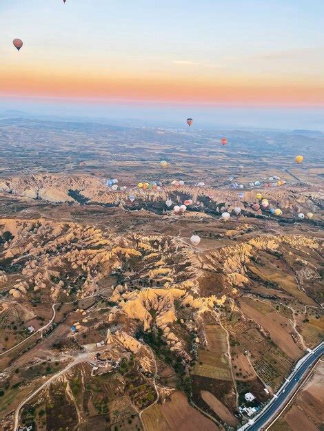 Hei Luftballon Fliegt Ber Felsige Landschaften In Kappadokien Mit