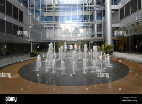 A FOUNTAIN AT THE SHOPPING MALL IN SINGAPORE Stock Photo - Alamy