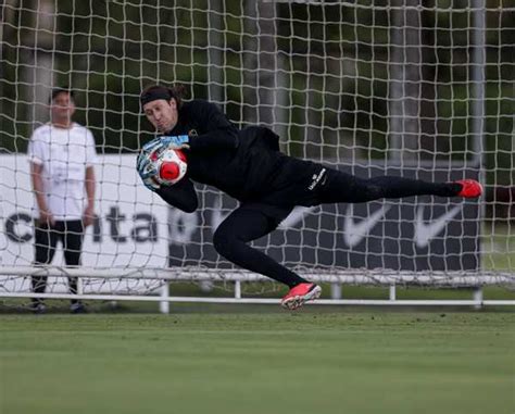 Treino do Corinthians Mano Menezes faz ajustes técnicos em trabalho no