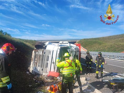 Incidente Sulla Pedemontana Perde Il Controllo Del Camion E Si Ribalta