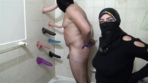 Echte arabische Herrin in einem Hijab demütigt ihren Sklaven xHamster