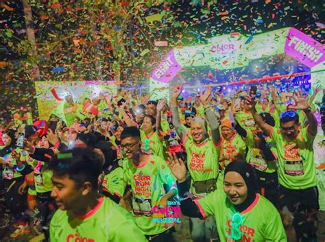 Color Run Night Festival Jakarta Lari Menari Dan Bertabur Warna