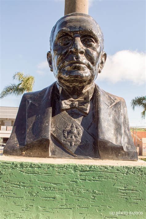 Busto do Presidente Castelo Branco na Praça Domingos Theodorico de ...