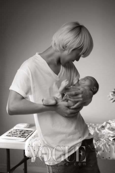 Kwon Ji Yong Holding A Small Baby Is So Precious He S Going To Be A