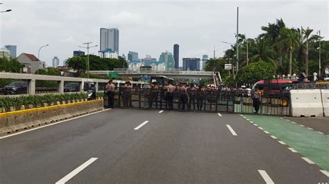 Demo Di Depan Gedung DPR RI Polisi Tutup Satu Ruas Jalan