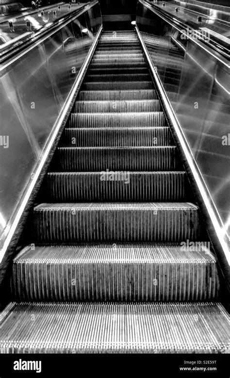 Mechanische Rolltreppe Stockfotos Und Bilder Kaufen Alamy