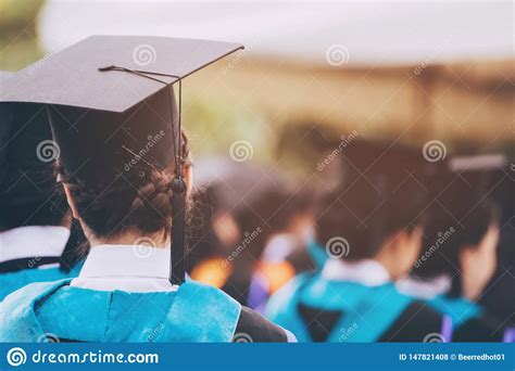 Grupo De Graduados Durante El Comienzo Educaci N Del Concepto Foto De