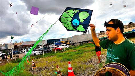 Pipa Latao Soltando Pipa No Terminal De Cargas Em Pessoa Chuva De