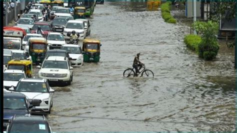 Heavy Rain In Delhi Ncr Temp Drops Amid Thundershowers Newstrack English 1