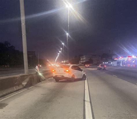 Carro Colide Mureta Na Avenida Brasil Na Penha Mobilidade Rio