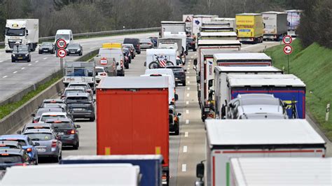 Schwerer Unfall Auf Der A Sorgte F R Langen Stau Vor Dem Kreuz Hilden