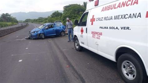 Mujer estrella su automóvil contra muro de contención en Actopan