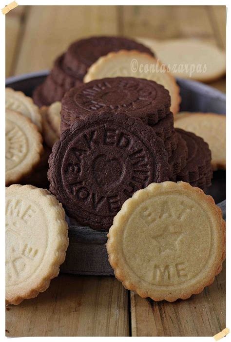 Galletas Danesas De Mantequilla Y De Chocolate Con Las Zarpas En La