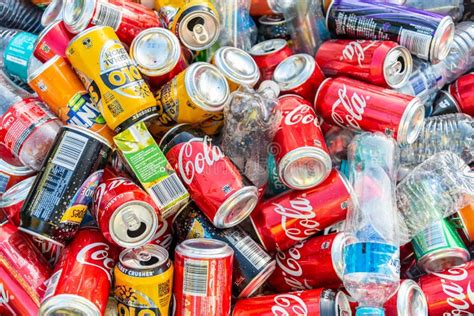 Pila De Latas De Refresco Y Botellas De Pl Stico Fotograf A Editorial